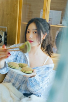 帅哥美女亲嘴